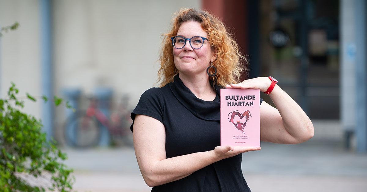 Jolin Slotte håller i boken Bultande hjärtan.