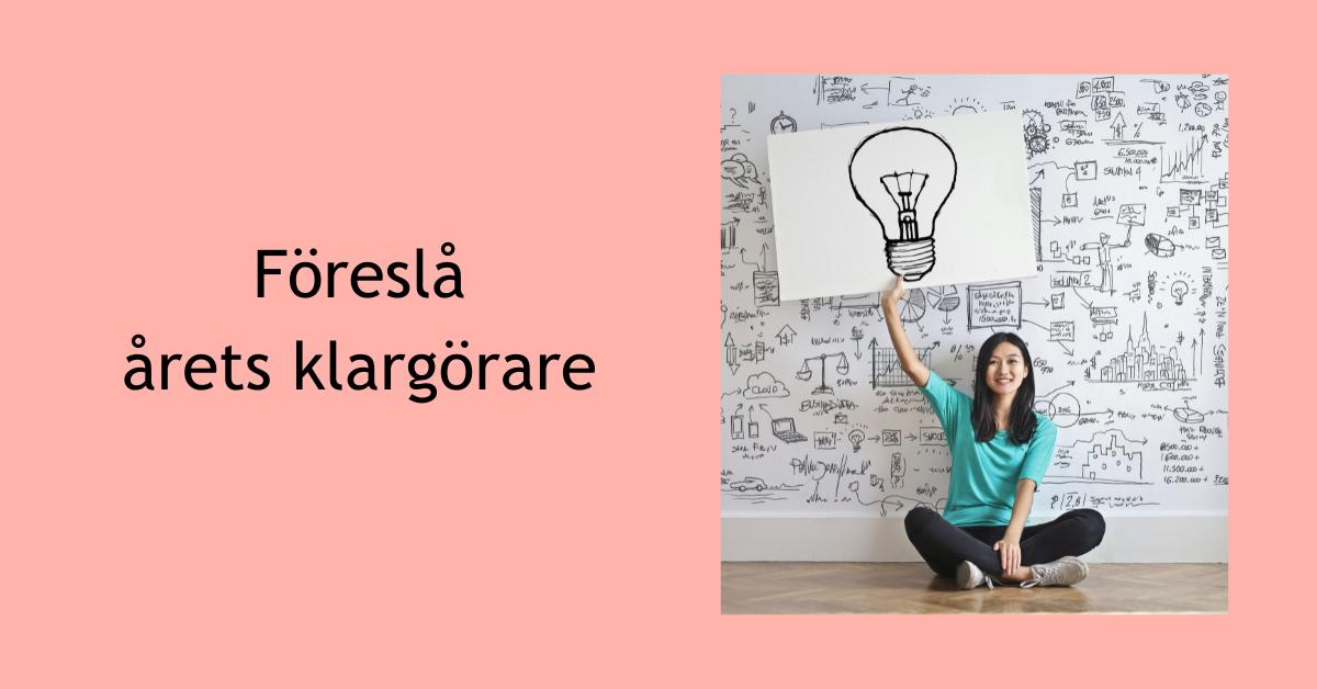 Föreslå årets klargörare! På bilden sitter en flicka på golvet och håller i en skylt med en tecknad glödlampa.